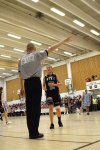 Piia Koskinen ihmettelee tuomarin vihellyst&Atilde;&curren; 20.3.2007 ottelussa Peli-Karhut - Catz