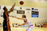 Juha Sten puolustaa Korisliiga-ottelussa kaudella 2007-2008