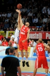 Marcin Gortat ja Tuukka Kotti yl&Atilde;&para;sheitossa 5.9.2012 ottelussa Suomi - Puola