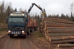 Sininen Volvo HF16 kuorman teossa
